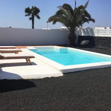 Villa In Playa Blanca Sleeps 4 With Air Con And Wifi