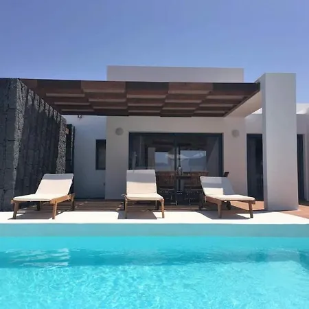 In Playa Blanca Sleeps 4 With Air Con And Wifi Villa